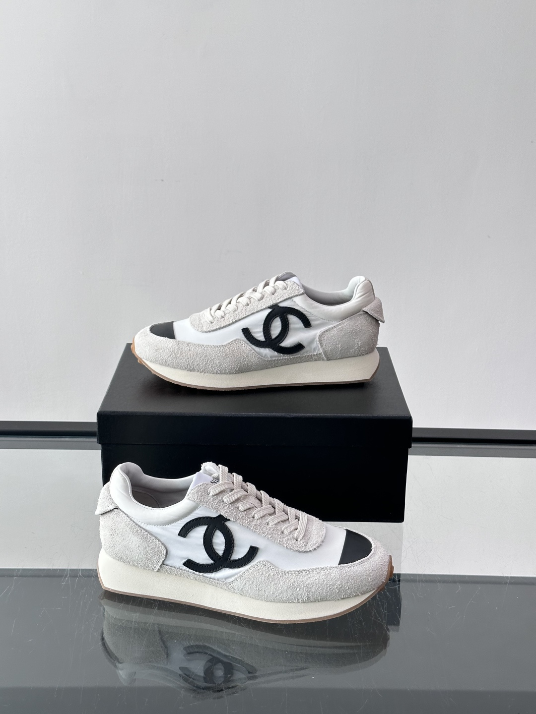Chanel 休闲😎拼色运动鞋​​👟香奈儿拼色运动鞋，经典双C Logo超有辨识度！鞋面是白色织物+麂皮