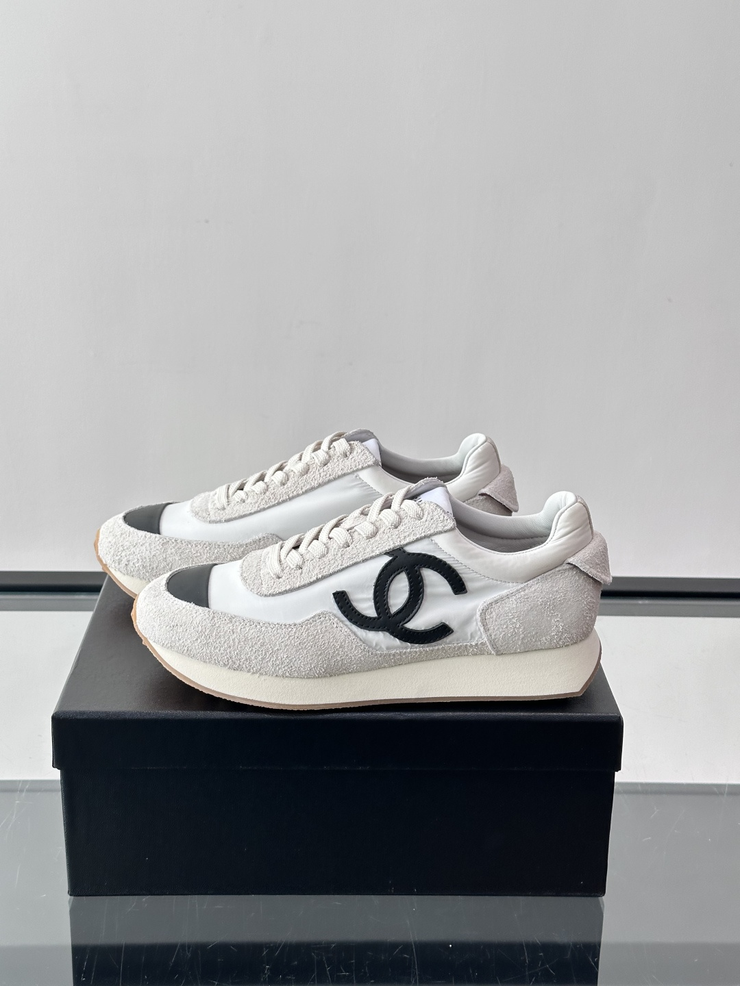 Chanel 休闲😎拼色运动鞋​​👟香奈儿拼色运动鞋，经典双C Logo超有辨识度！鞋面是白色织物+麂皮