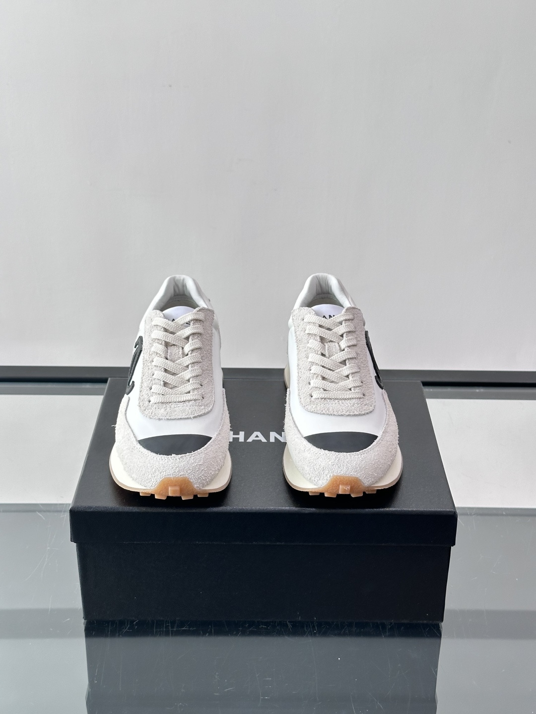 Chanel 休闲😎拼色运动鞋​​👟香奈儿拼色运动鞋，经典双C Logo超有辨识度！鞋面是白色织物+麂皮