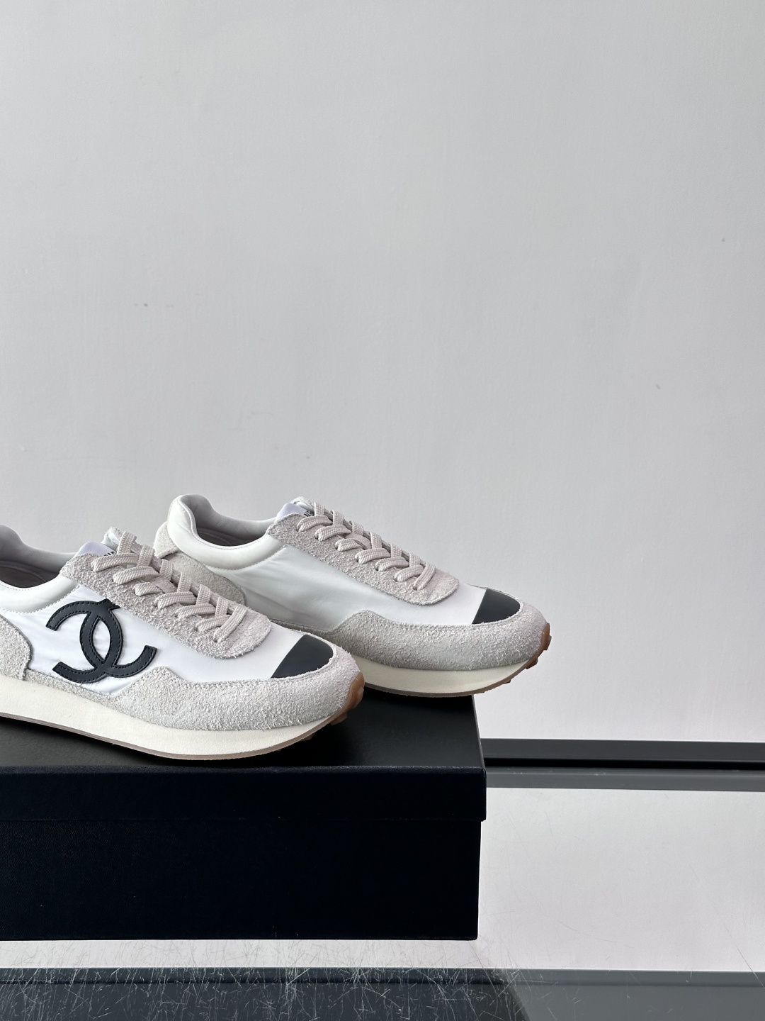 Chanel 休闲😎拼色运动鞋​​👟香奈儿拼色运动鞋，经典双C Logo超有辨识度！鞋面是白色织物+麂皮