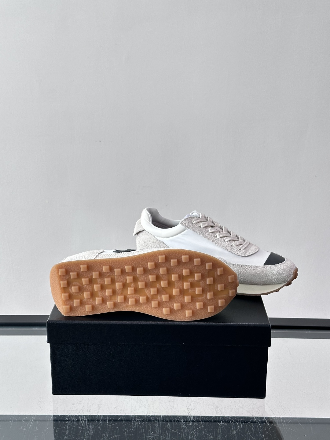 Chanel 休闲😎拼色运动鞋​​👟香奈儿拼色运动鞋，经典双C Logo超有辨识度！鞋面是白色织物+麂皮