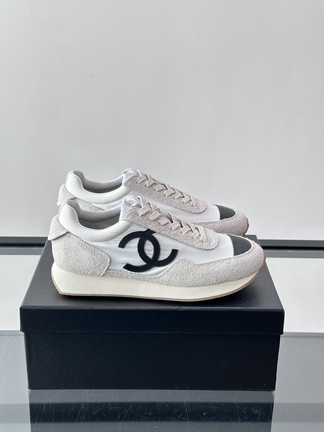 Chanel 休闲😎拼色运动鞋​​👟香奈儿拼色运动鞋，经典双C Logo超有辨识度！鞋面是白色织物+麂皮