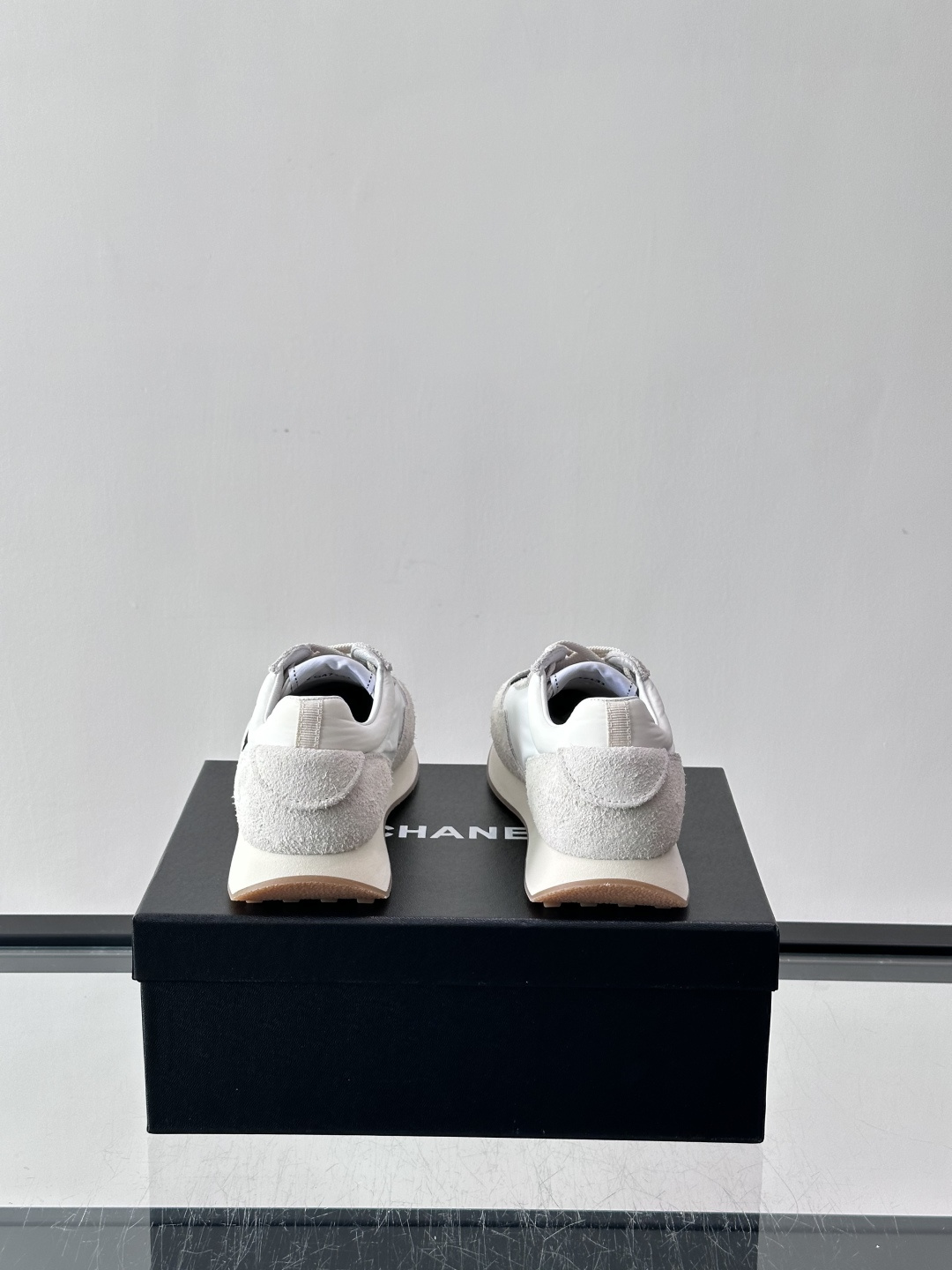 Chanel 休闲😎拼色运动鞋​​👟香奈儿拼色运动鞋，经典双C Logo超有辨识度！鞋面是白色织物+麂皮