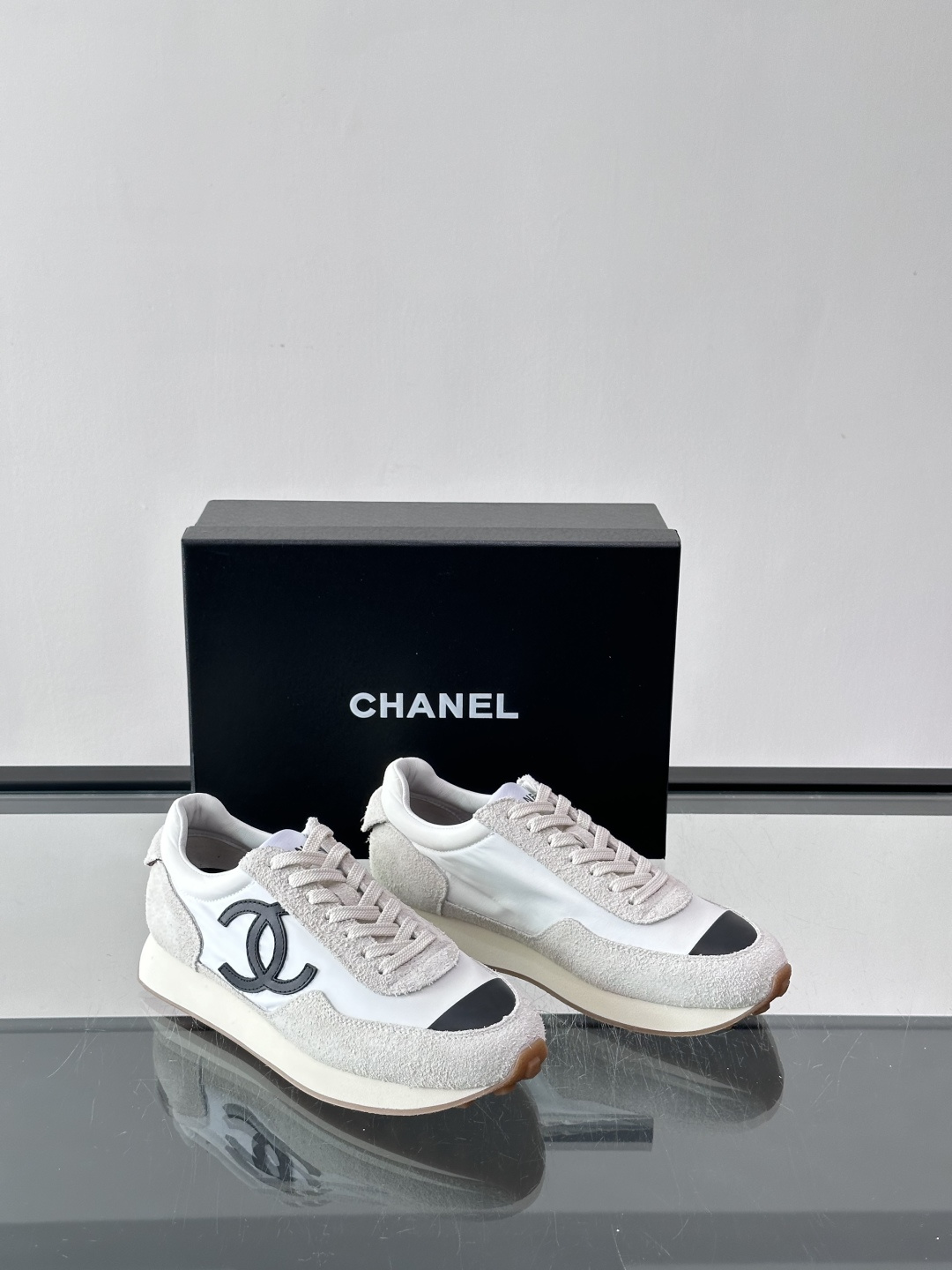 Chanel 休闲😎拼色运动鞋​​👟香奈儿拼色运动鞋，经典双C Logo超有辨识度！鞋面是白色织物+麂皮