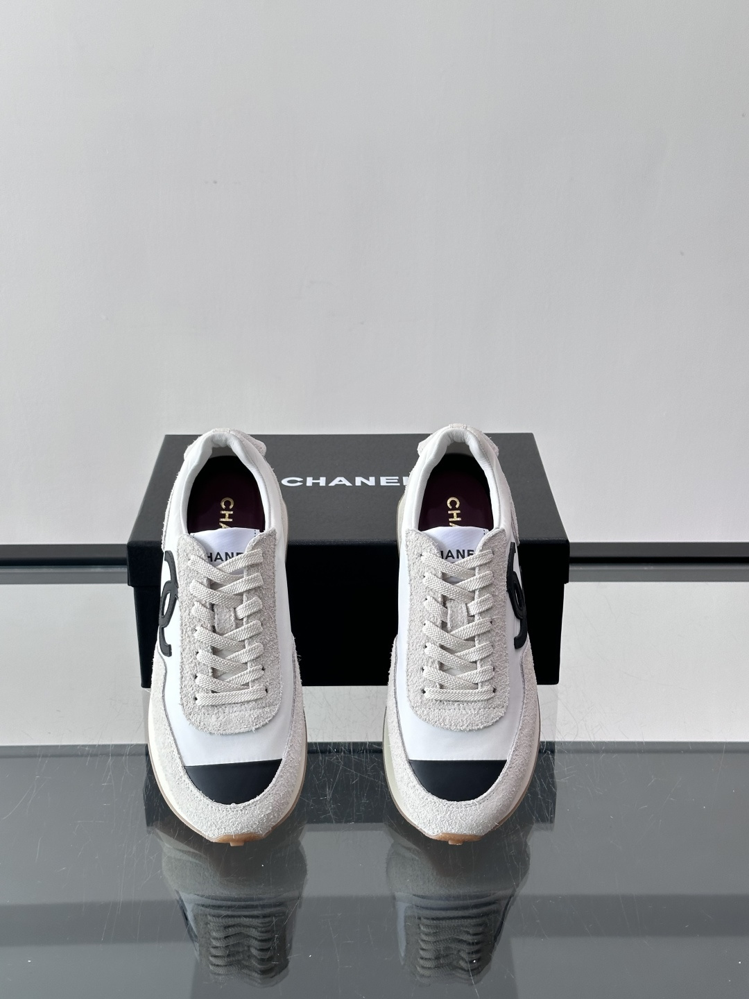 Chanel 休闲😎拼色运动鞋​​👟香奈儿拼色运动鞋，经典双C Logo超有辨识度！鞋面是白色织物+麂皮