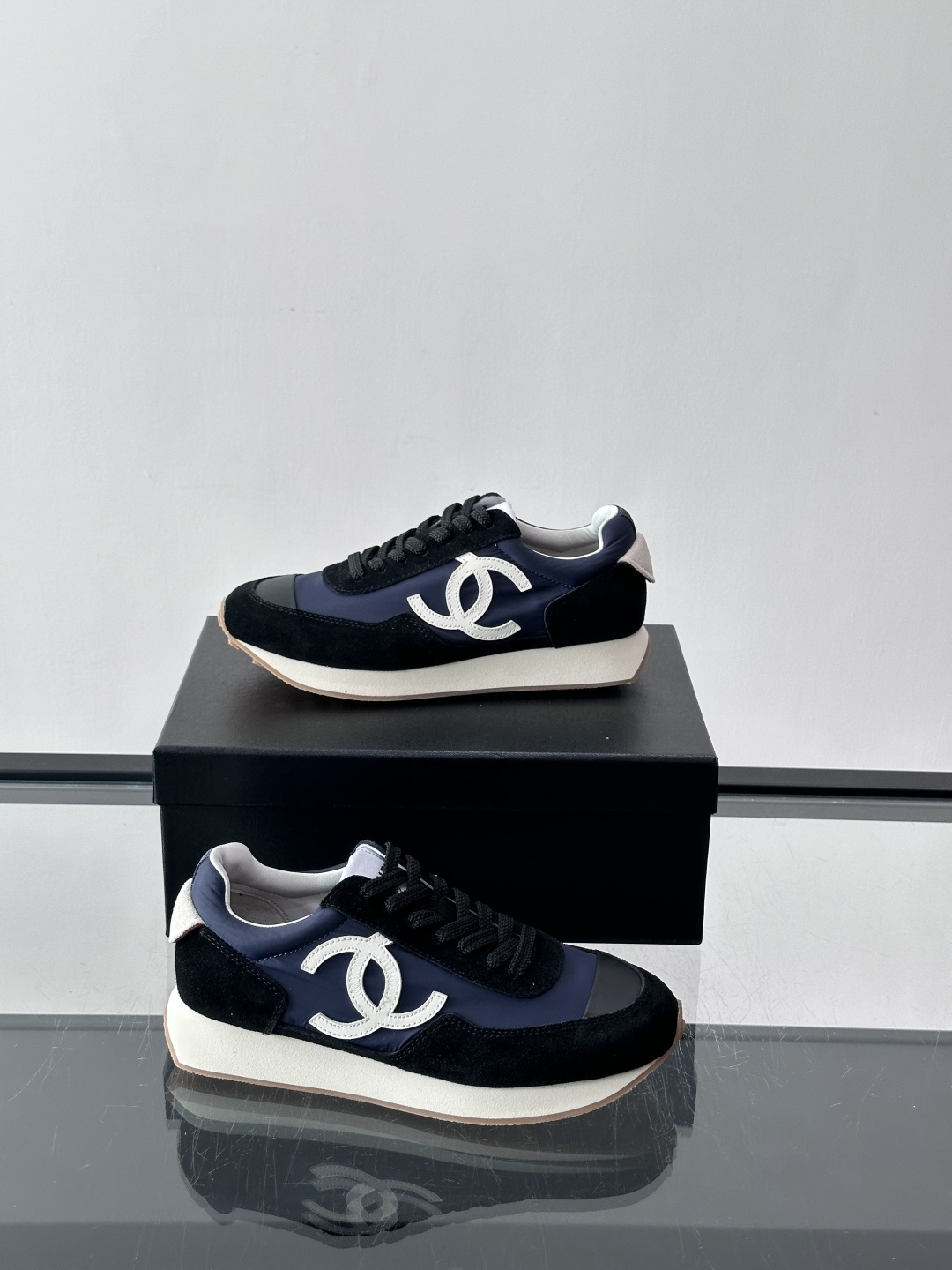 Chanel 休闲😎拼色运动鞋​​👟香奈儿拼色运动鞋，经典双C Logo超有辨识度！鞋面是白色织物+麂皮