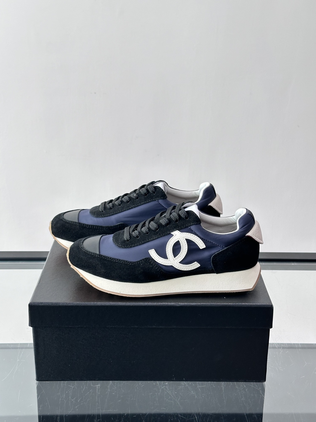 Chanel 休闲😎拼色运动鞋​​👟香奈儿拼色运动鞋，经典双C Logo超有辨识度！鞋面是白色织物+麂皮