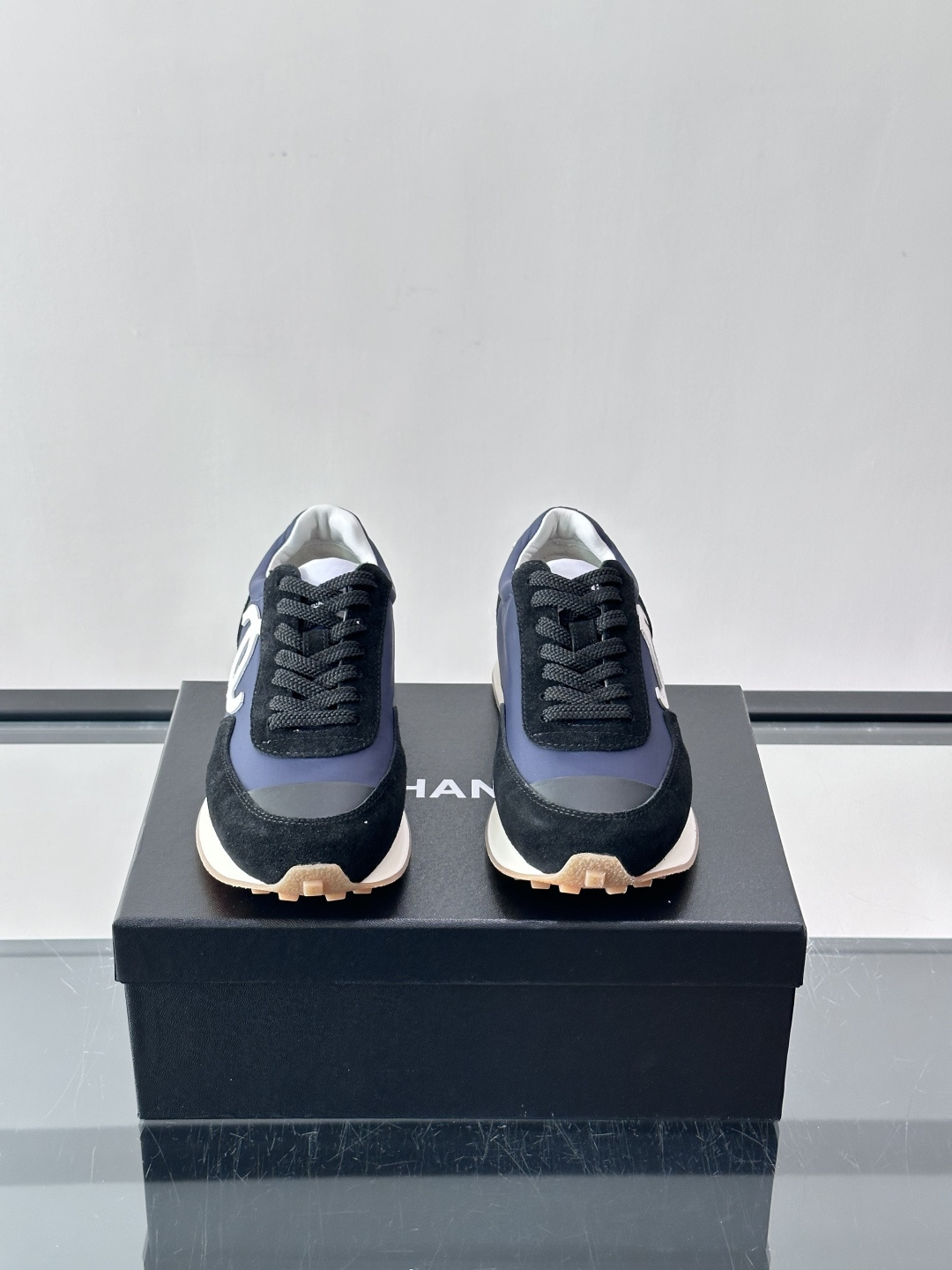 Chanel 休闲😎拼色运动鞋​​👟香奈儿拼色运动鞋，经典双C Logo超有辨识度！鞋面是白色织物+麂皮