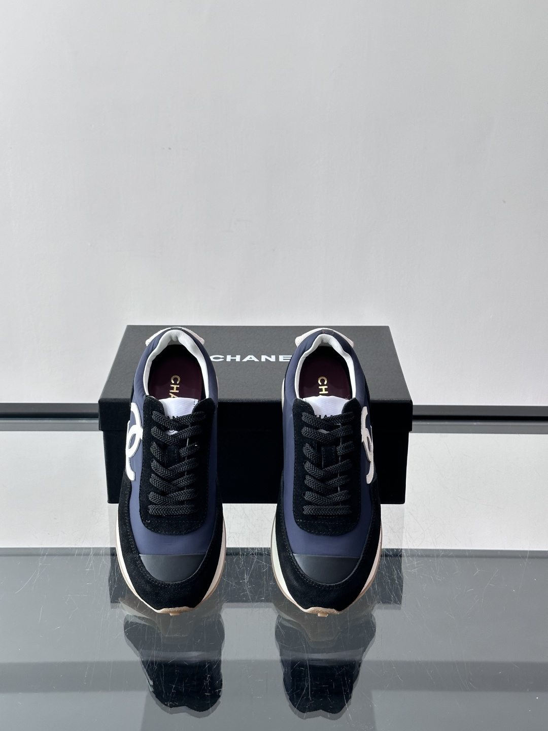 Chanel 休闲😎拼色运动鞋​​👟香奈儿拼色运动鞋，经典双C Logo超有辨识度！鞋面是白色织物+麂皮