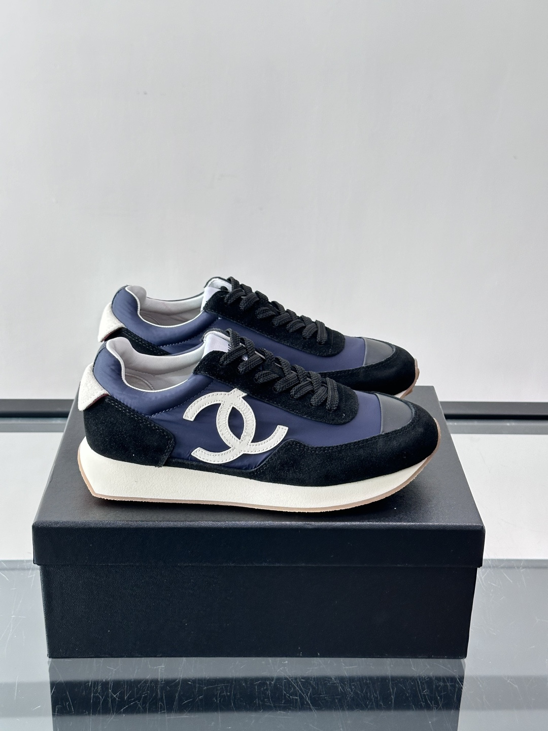 Chanel 休闲😎拼色运动鞋​​👟香奈儿拼色运动鞋，经典双C Logo超有辨识度！鞋面是白色织物+麂皮