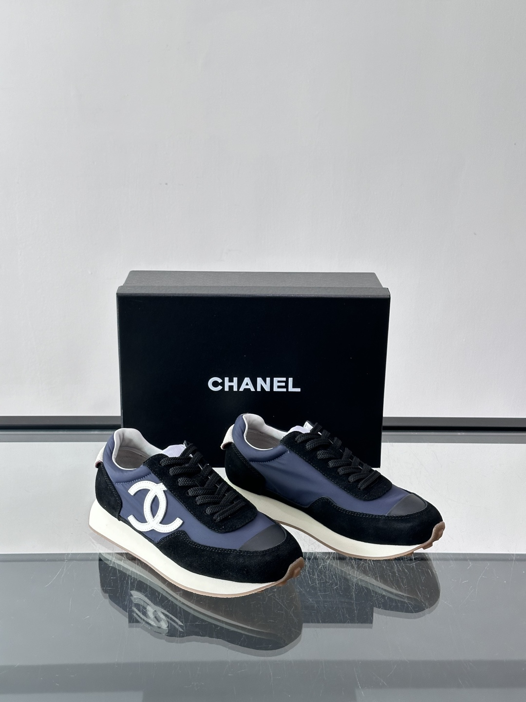 Chanel 休闲😎拼色运动鞋​​👟香奈儿拼色运动鞋，经典双C Logo超有辨识度！鞋面是白色织物+麂皮