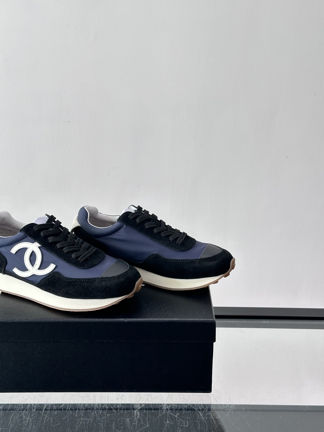 Chanel 休闲😎拼色运动鞋​​👟香奈儿拼色运动鞋，经典双C Logo超有辨识度！鞋面是白色织物+麂皮