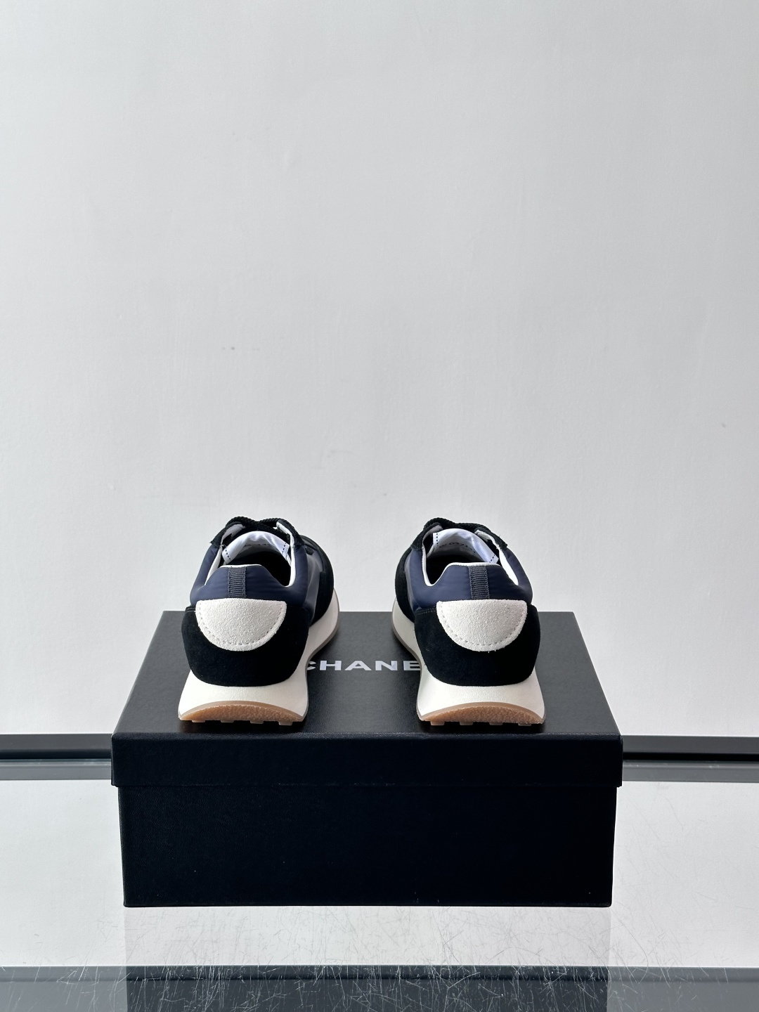 Chanel 休闲😎拼色运动鞋​​👟香奈儿拼色运动鞋，经典双C Logo超有辨识度！鞋面是白色织物+麂皮