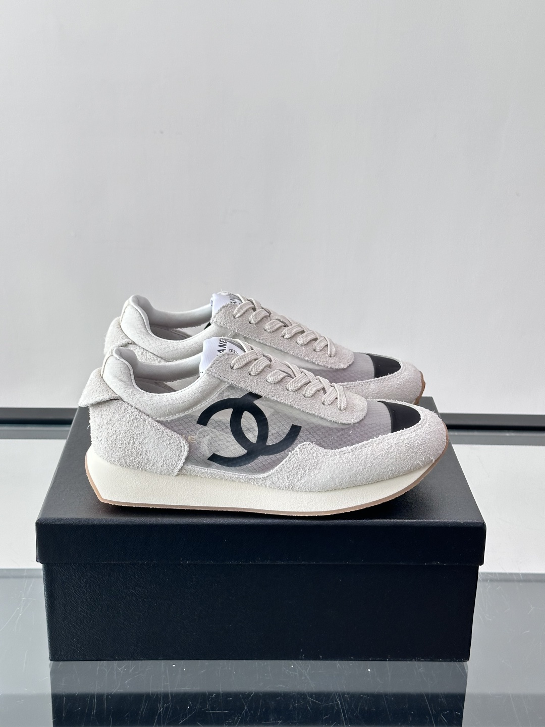 Chanel 休闲😎拼色运动鞋​​👟香奈儿拼色运动鞋，经典双C Logo超有辨识度！鞋面是白色织物+麂皮