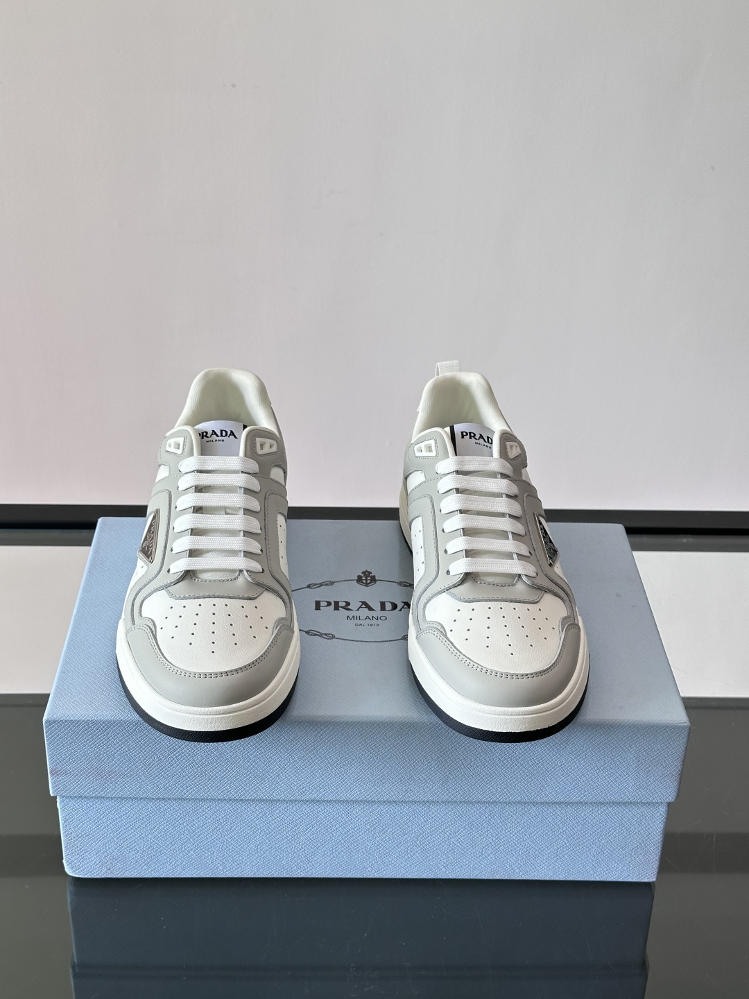 Prada男士拼色运动鞋​​👟Prada 22SS拼色运动鞋，优质牛皮。经典三角标超有辨识度✨。配色清新