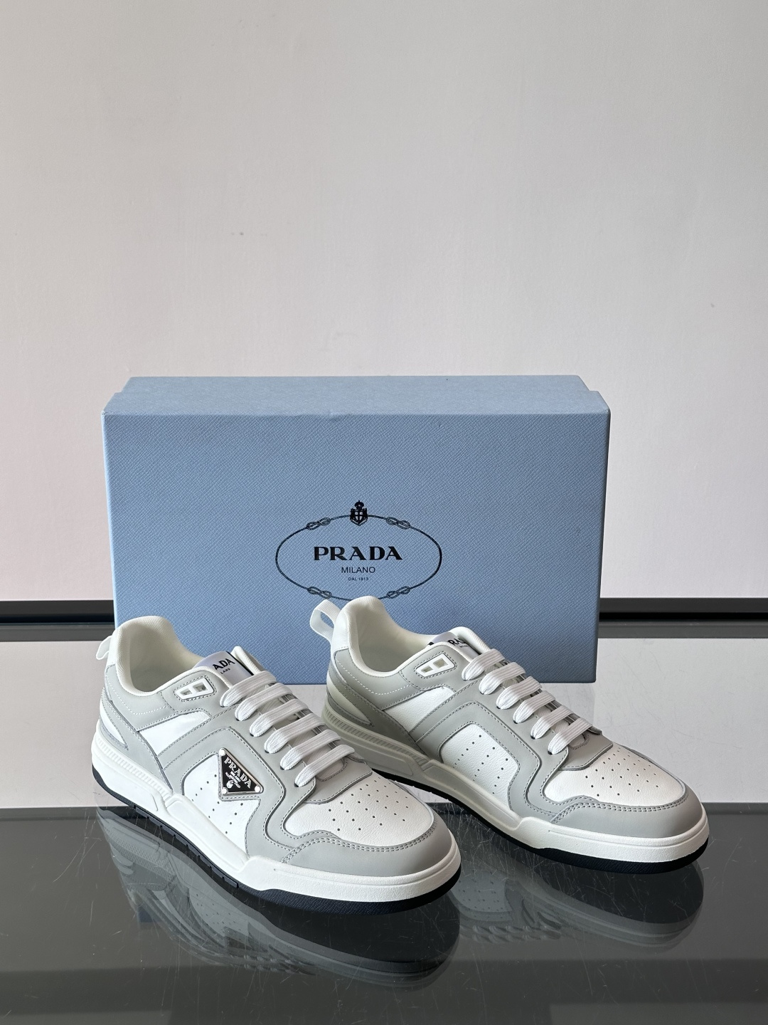 Prada男士拼色运动鞋​​👟Prada 22SS拼色运动鞋，优质牛皮。经典三角标超有辨识度✨。配色清新