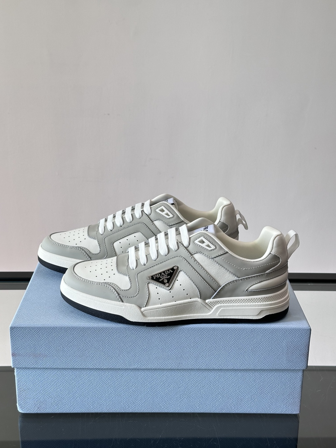Prada男士拼色运动鞋​​👟Prada 22SS拼色运动鞋，优质牛皮。经典三角标超有辨识度✨。配色清新