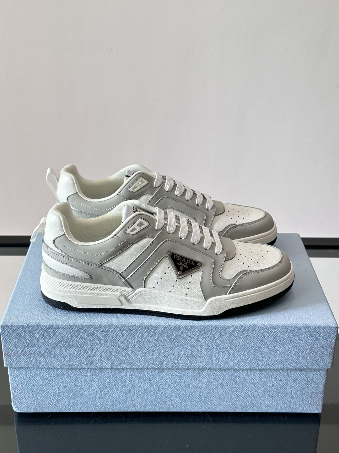 Prada男士拼色运动鞋​​👟Prada 22SS拼色运动鞋，优质牛皮。经典三角标超有辨识度✨。配色清新