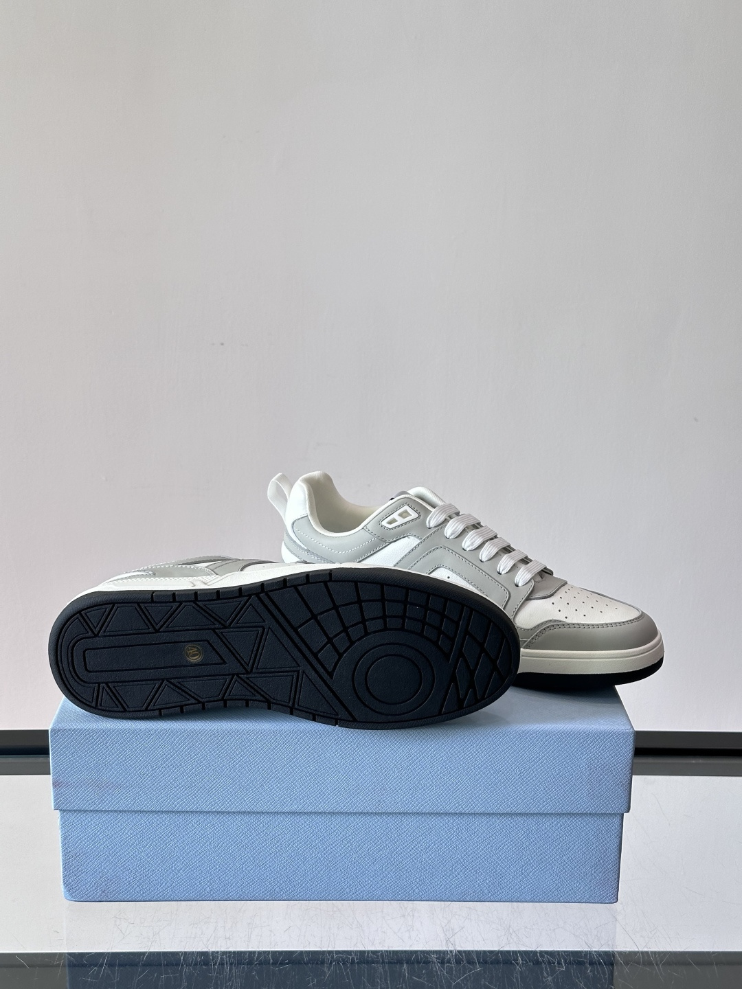 Prada男士拼色运动鞋​​👟Prada 22SS拼色运动鞋，优质牛皮。经典三角标超有辨识度✨。配色清新