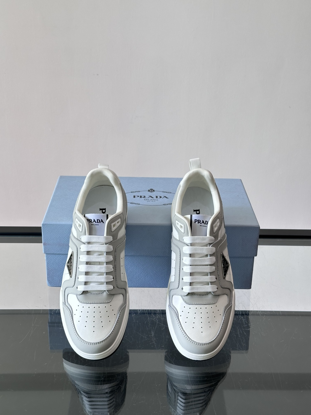 Prada男士拼色运动鞋​​👟Prada 22SS拼色运动鞋，优质牛皮。经典三角标超有辨识度✨。配色清新