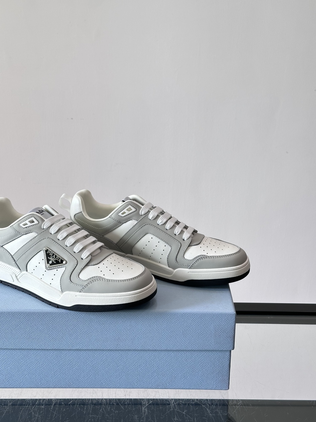 Prada男士拼色运动鞋​​👟Prada 22SS拼色运动鞋，优质牛皮。经典三角标超有辨识度✨。配色清新