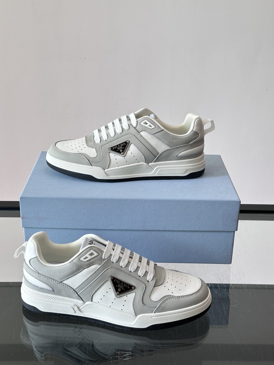 Prada男士拼色运动鞋​​👟Prada 22SS拼色运动鞋，优质牛皮。经典三角标超有辨识度✨。配色清新