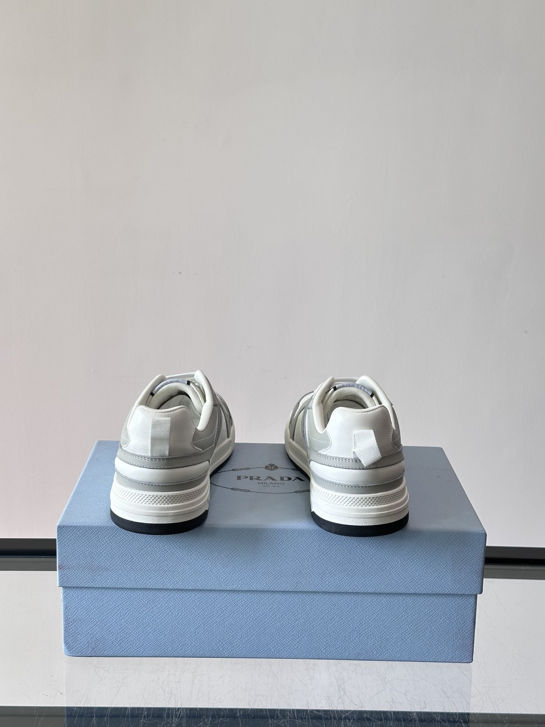 Prada男士拼色运动鞋​​👟Prada 22SS拼色运动鞋，优质牛皮。经典三角标超有辨识度✨。配色清新