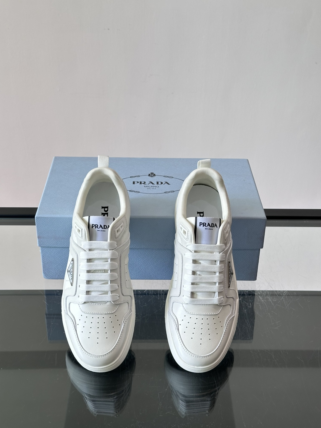 Prada男士拼色运动鞋​​👟Prada 22SS拼色运动鞋，优质牛皮。经典三角标超有辨识度✨。配色清新