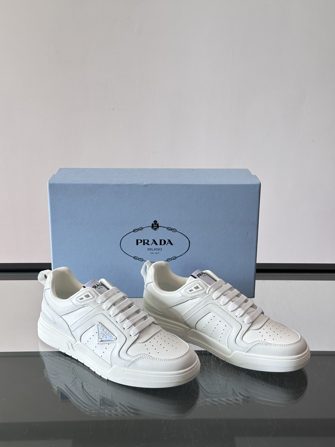 Prada男士拼色运动鞋​​👟Prada 22SS拼色运动鞋，优质牛皮。经典三角标超有辨识度✨。配色清新