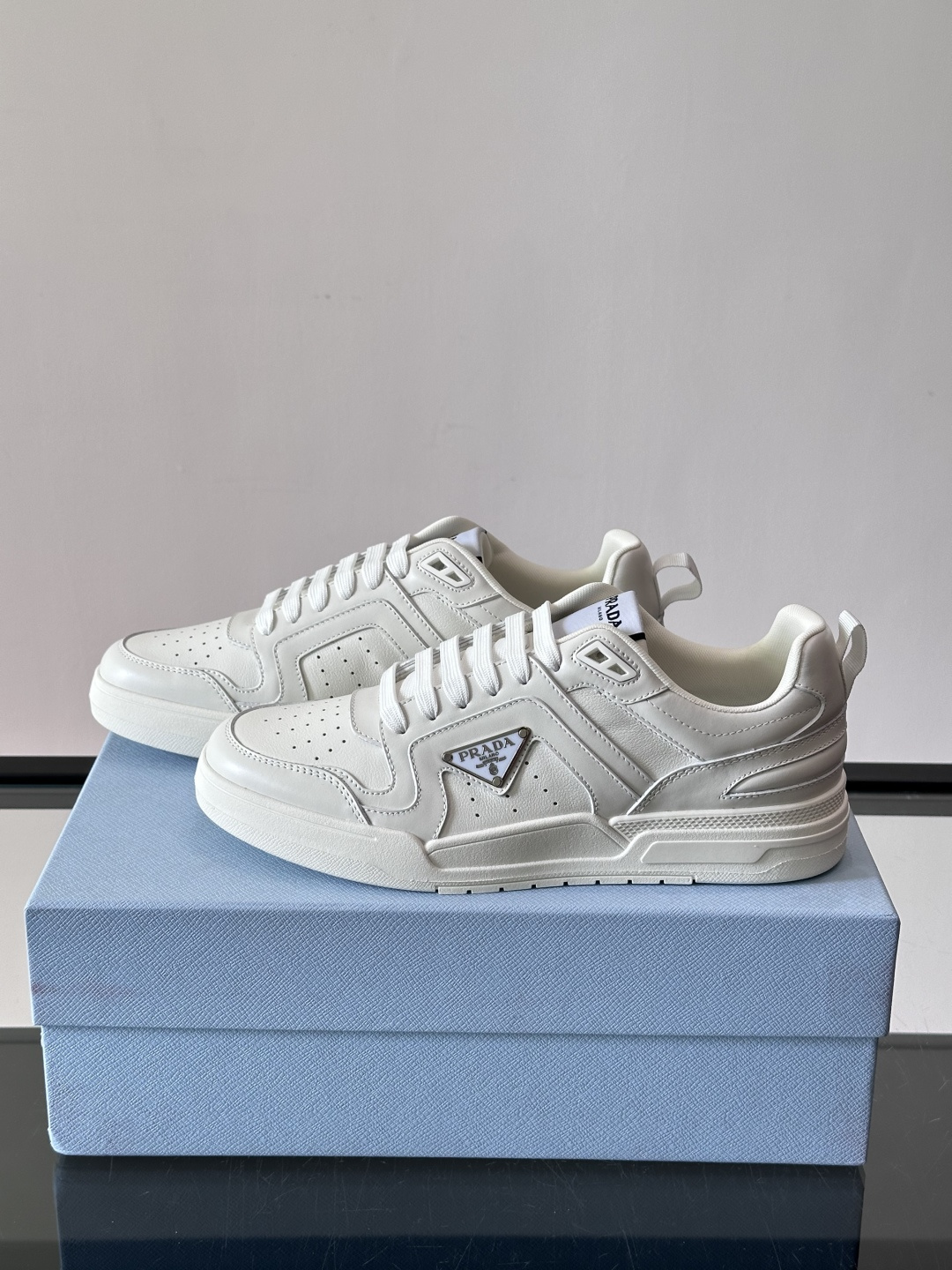 Prada男士拼色运动鞋​​👟Prada 22SS拼色运动鞋，优质牛皮。经典三角标超有辨识度✨。配色清新