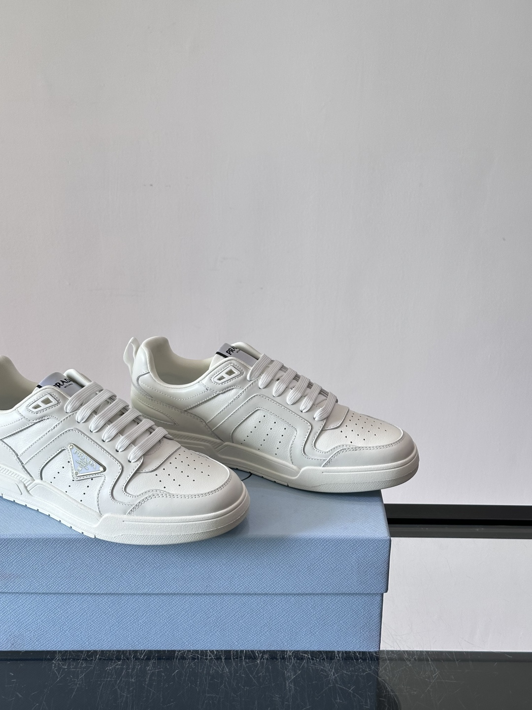 Prada男士拼色运动鞋​​👟Prada 22SS拼色运动鞋，优质牛皮。经典三角标超有辨识度✨。配色清新