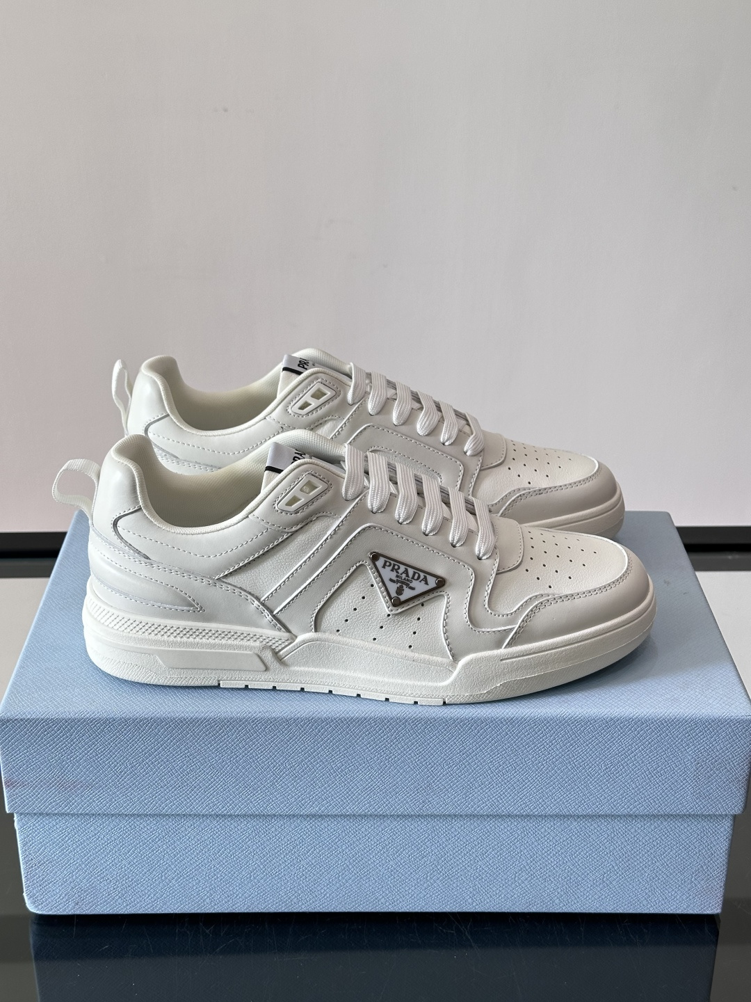 Prada男士拼色运动鞋​​👟Prada 22SS拼色运动鞋，优质牛皮。经典三角标超有辨识度✨。配色清新