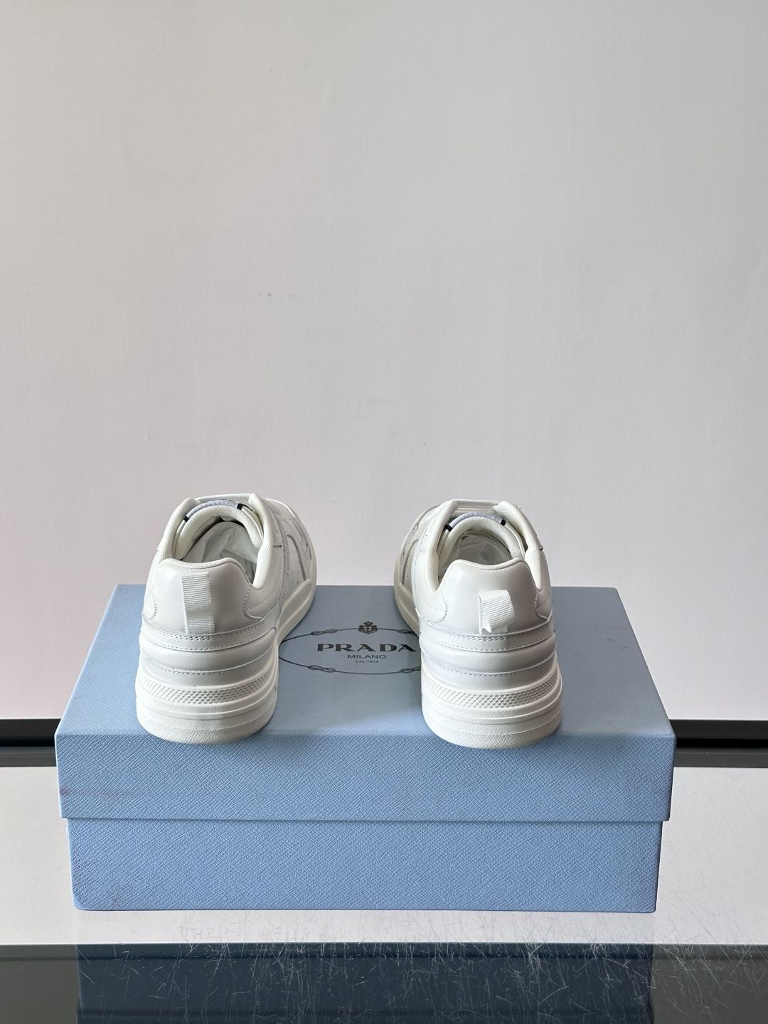 Prada男士拼色运动鞋​​👟Prada 22SS拼色运动鞋，优质牛皮。经典三角标超有辨识度✨。配色清新