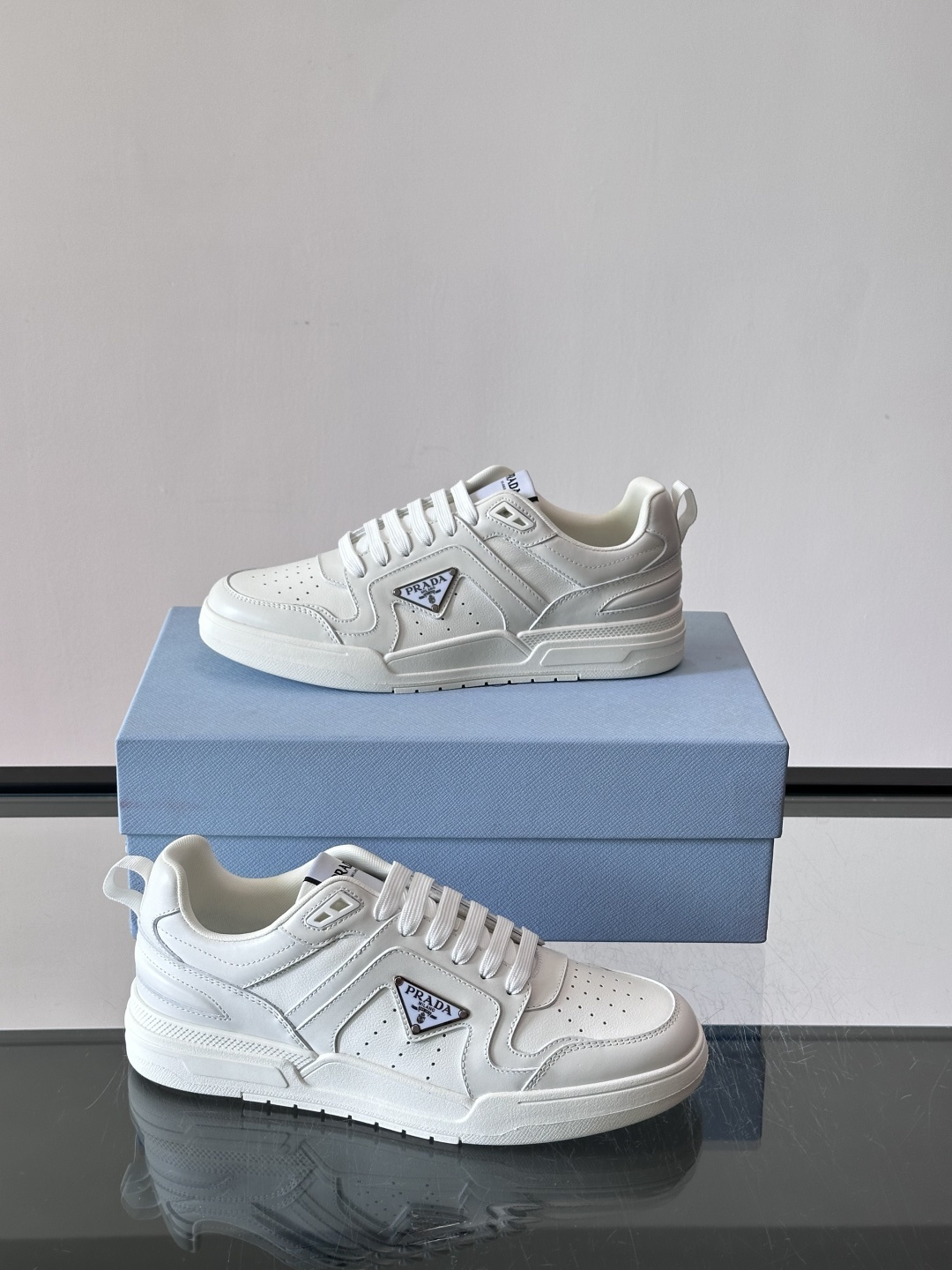 Prada男士拼色运动鞋​​👟Prada 22SS拼色运动鞋，优质牛皮。经典三角标超有辨识度✨。配色清新