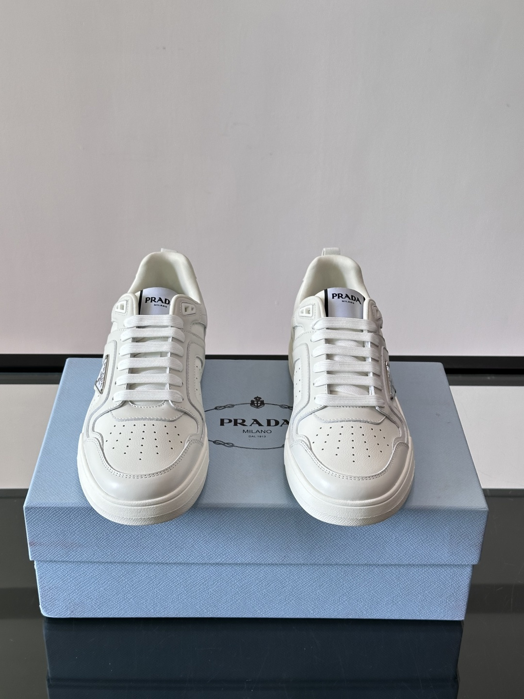 Prada男士拼色运动鞋​​👟Prada 22SS拼色运动鞋，优质牛皮。经典三角标超有辨识度✨。配色清新