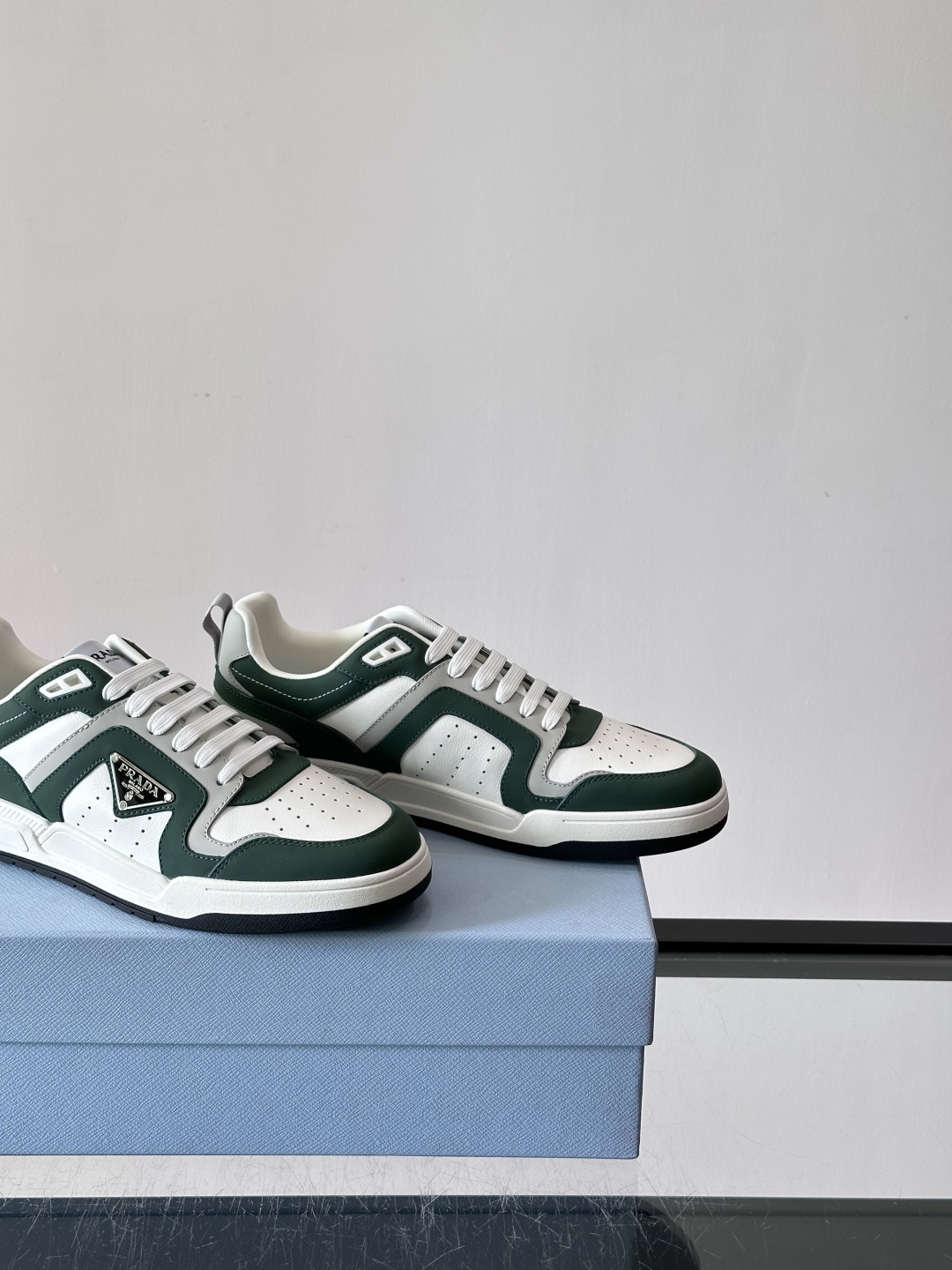 Prada男士拼色运动鞋​​👟Prada 22SS拼色运动鞋，优质牛皮。经典三角标超有辨识度✨。配色清新