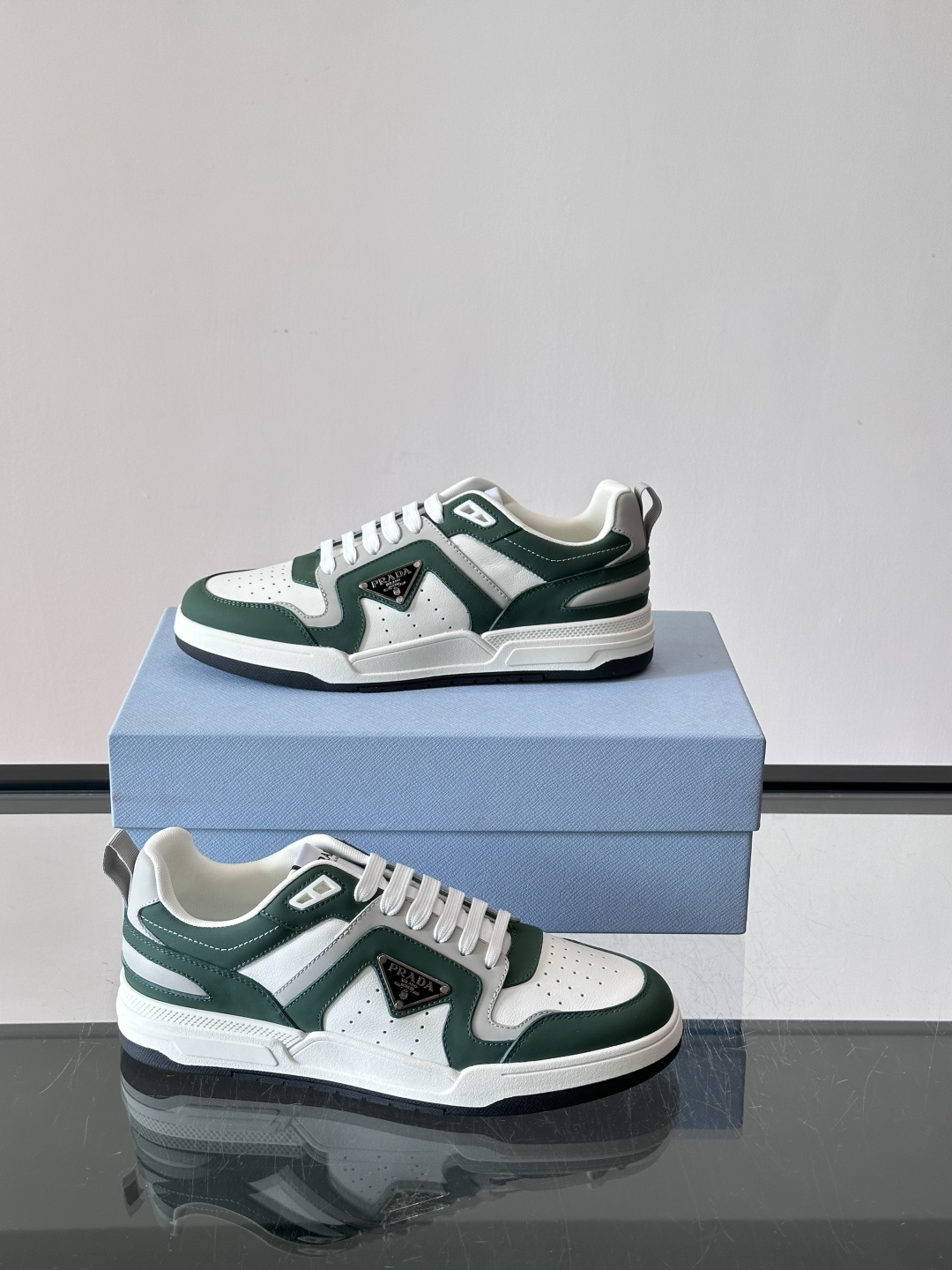 Prada男士拼色运动鞋​​👟Prada 22SS拼色运动鞋，优质牛皮。经典三角标超有辨识度✨。配色清新