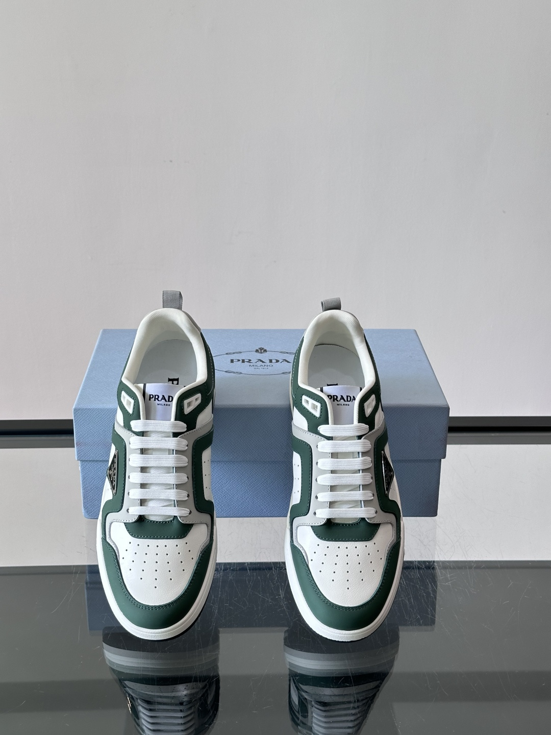 Prada男士拼色运动鞋​​👟Prada 22SS拼色运动鞋，优质牛皮。经典三角标超有辨识度✨。配色清新