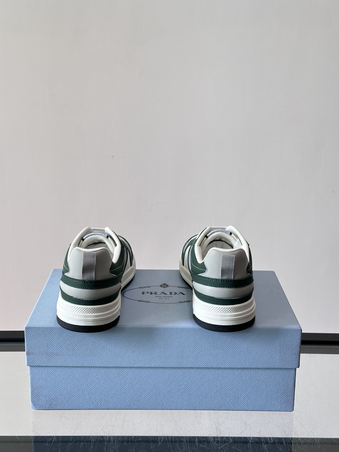 Prada男士拼色运动鞋​​👟Prada 22SS拼色运动鞋，优质牛皮。经典三角标超有辨识度✨。配色清新