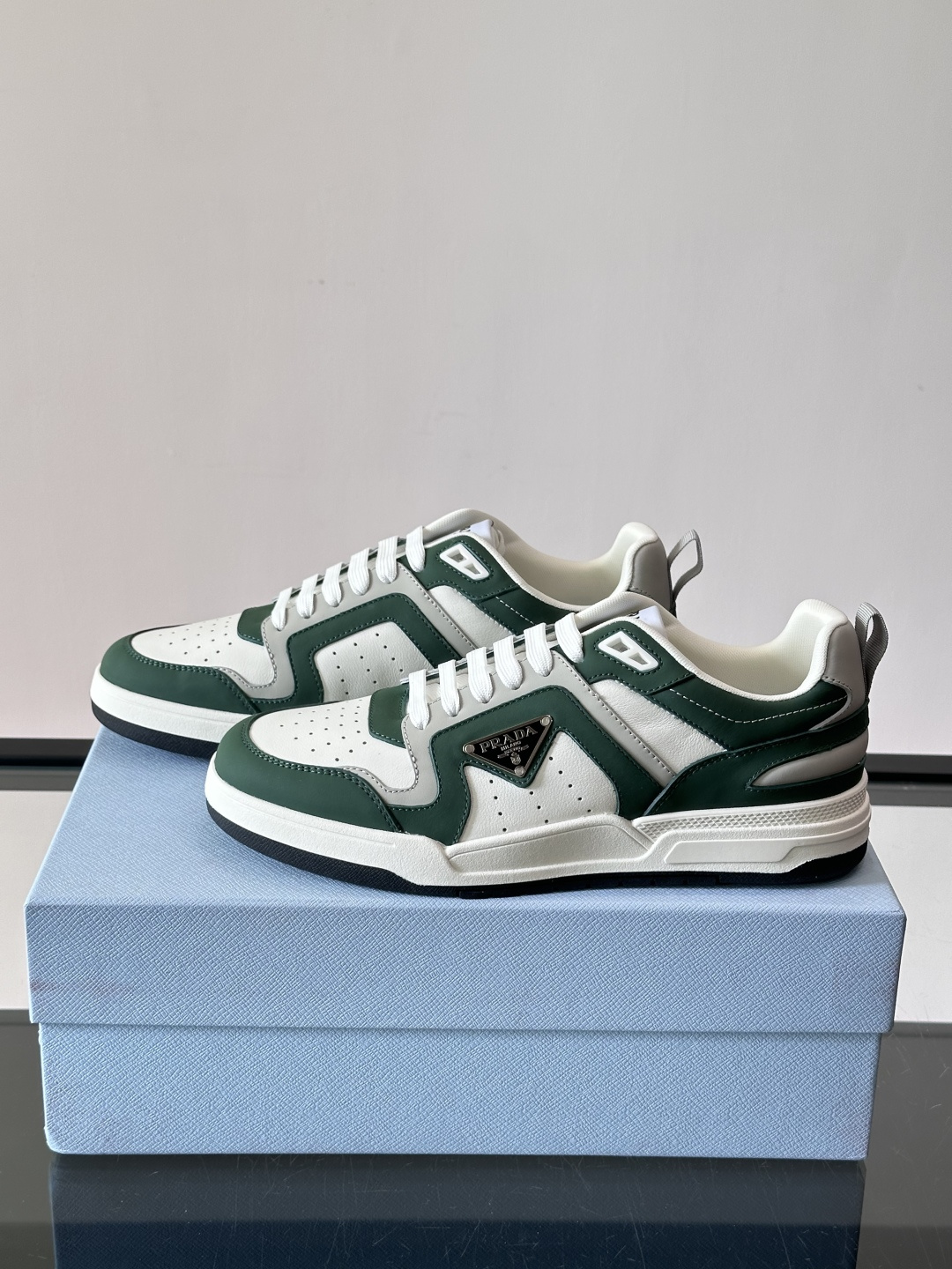 Prada男士拼色运动鞋​​👟Prada 22SS拼色运动鞋，优质牛皮。经典三角标超有辨识度✨。配色清新