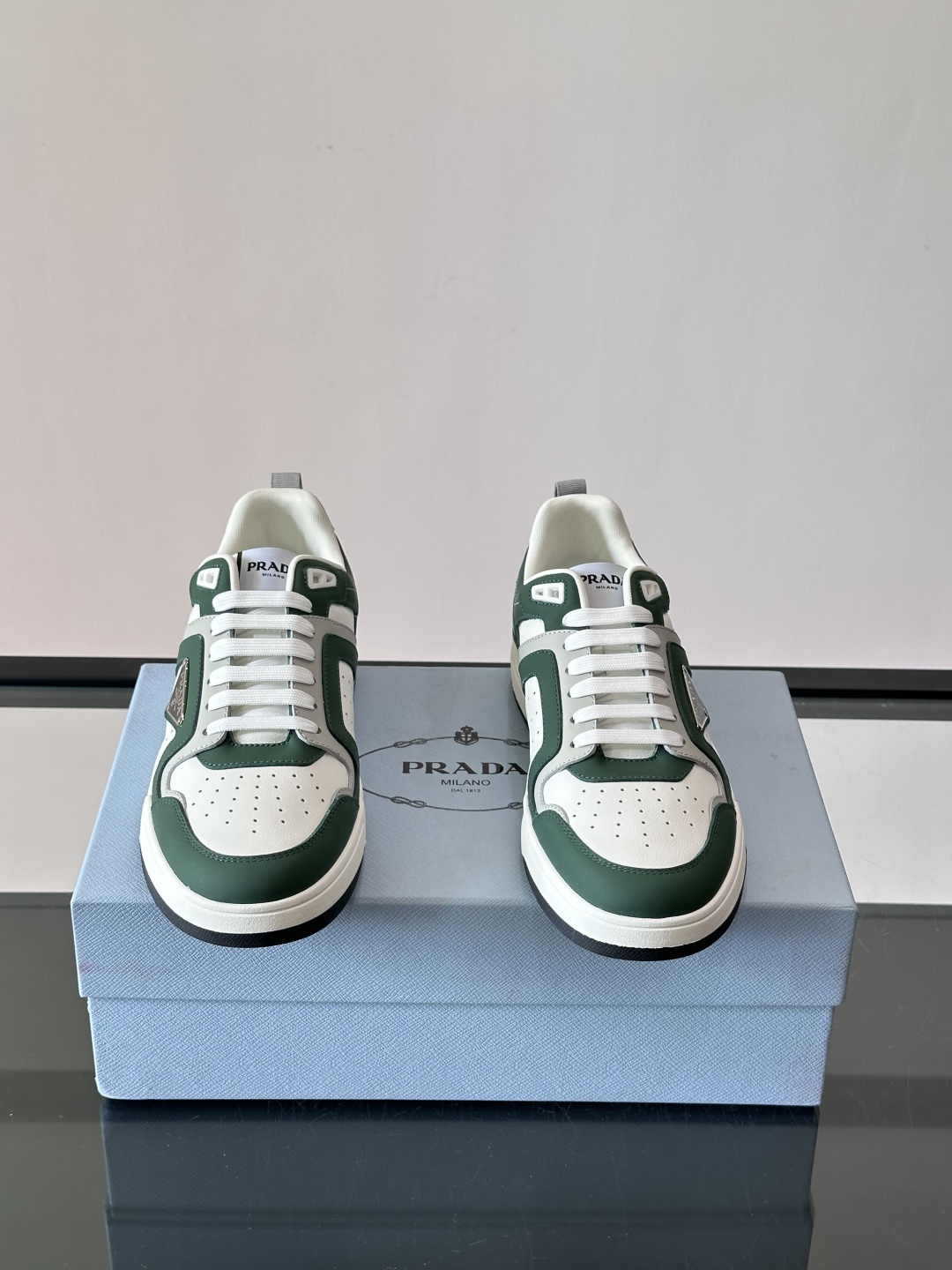 Prada男士拼色运动鞋​​👟Prada 22SS拼色运动鞋，优质牛皮。经典三角标超有辨识度✨。配色清新