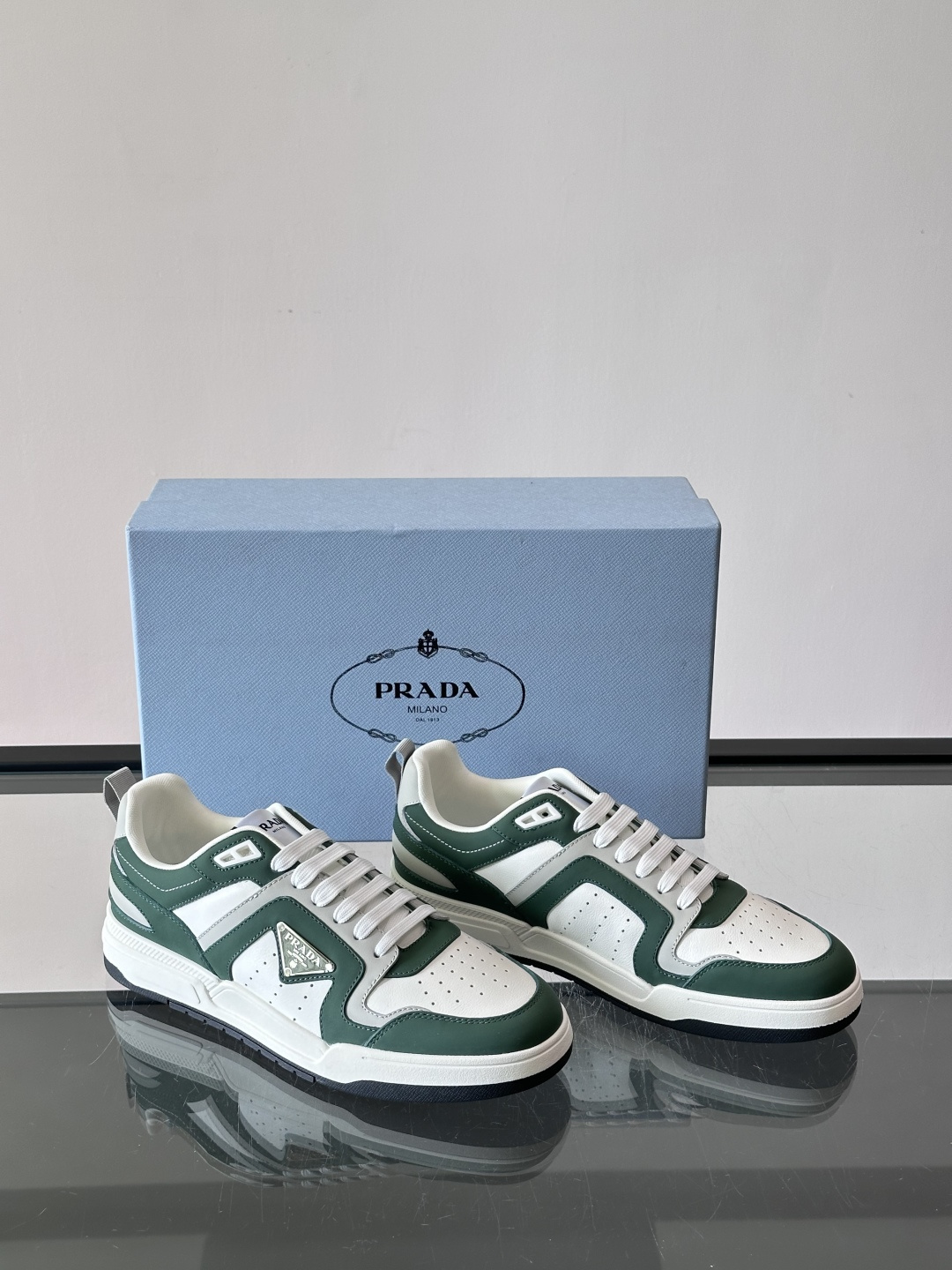 Prada男士拼色运动鞋​​👟Prada 22SS拼色运动鞋，优质牛皮。经典三角标超有辨识度✨。配色清新