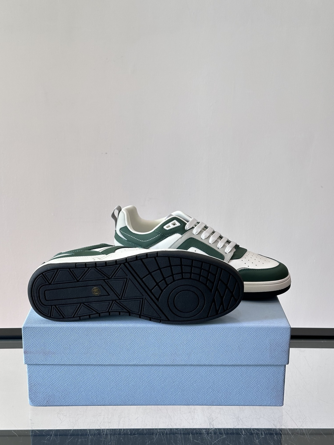 Prada男士拼色运动鞋​​👟Prada 22SS拼色运动鞋，优质牛皮。经典三角标超有辨识度✨。配色清新