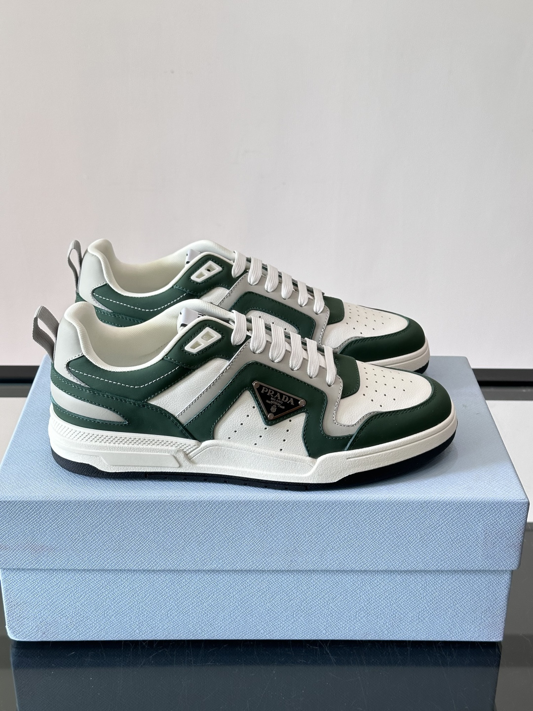 Prada男士拼色运动鞋​​👟Prada 22SS拼色运动鞋，优质牛皮。经典三角标超有辨识度✨。配色清新