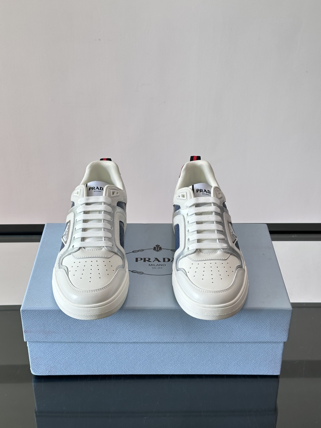 Prada男士拼色运动鞋​​👟Prada 22SS拼色运动鞋，优质牛皮。经典三角标超有辨识度✨。配色清新