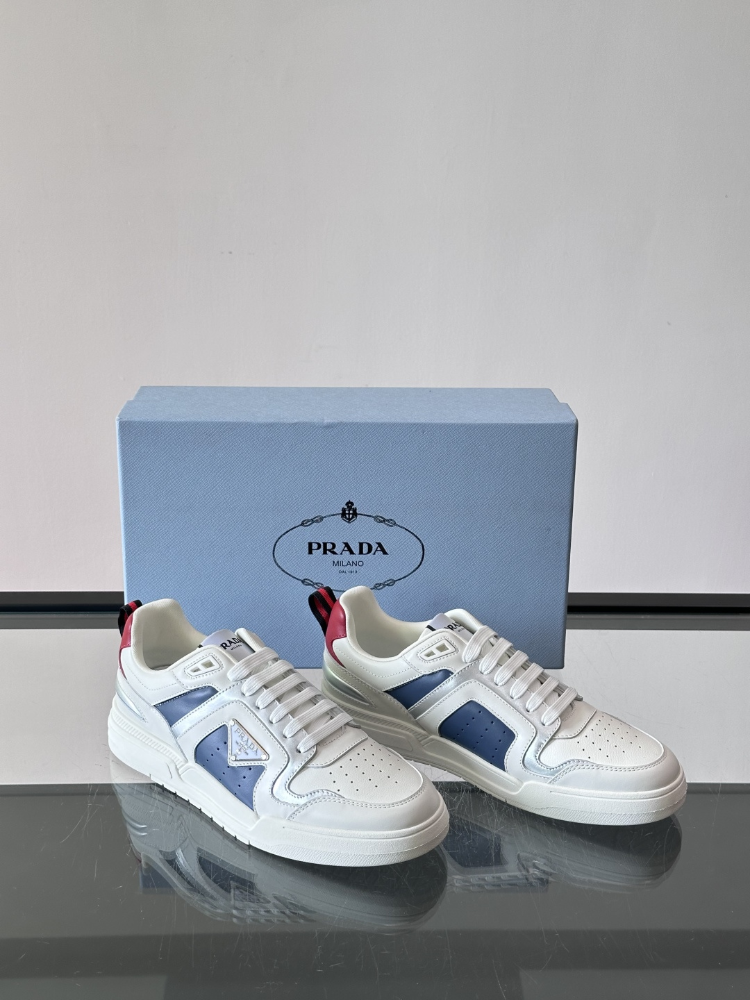 Prada男士拼色运动鞋​​👟Prada 22SS拼色运动鞋，优质牛皮。经典三角标超有辨识度✨。配色清新