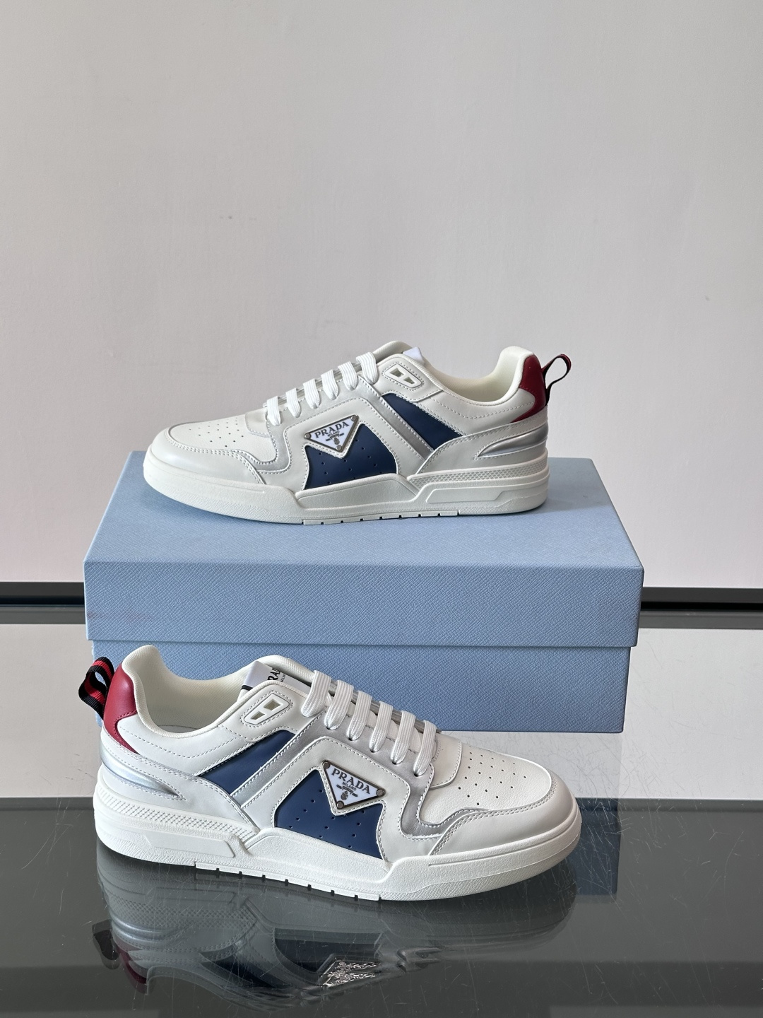 Prada男士拼色运动鞋​​👟Prada 22SS拼色运动鞋，优质牛皮。经典三角标超有辨识度✨。配色清新