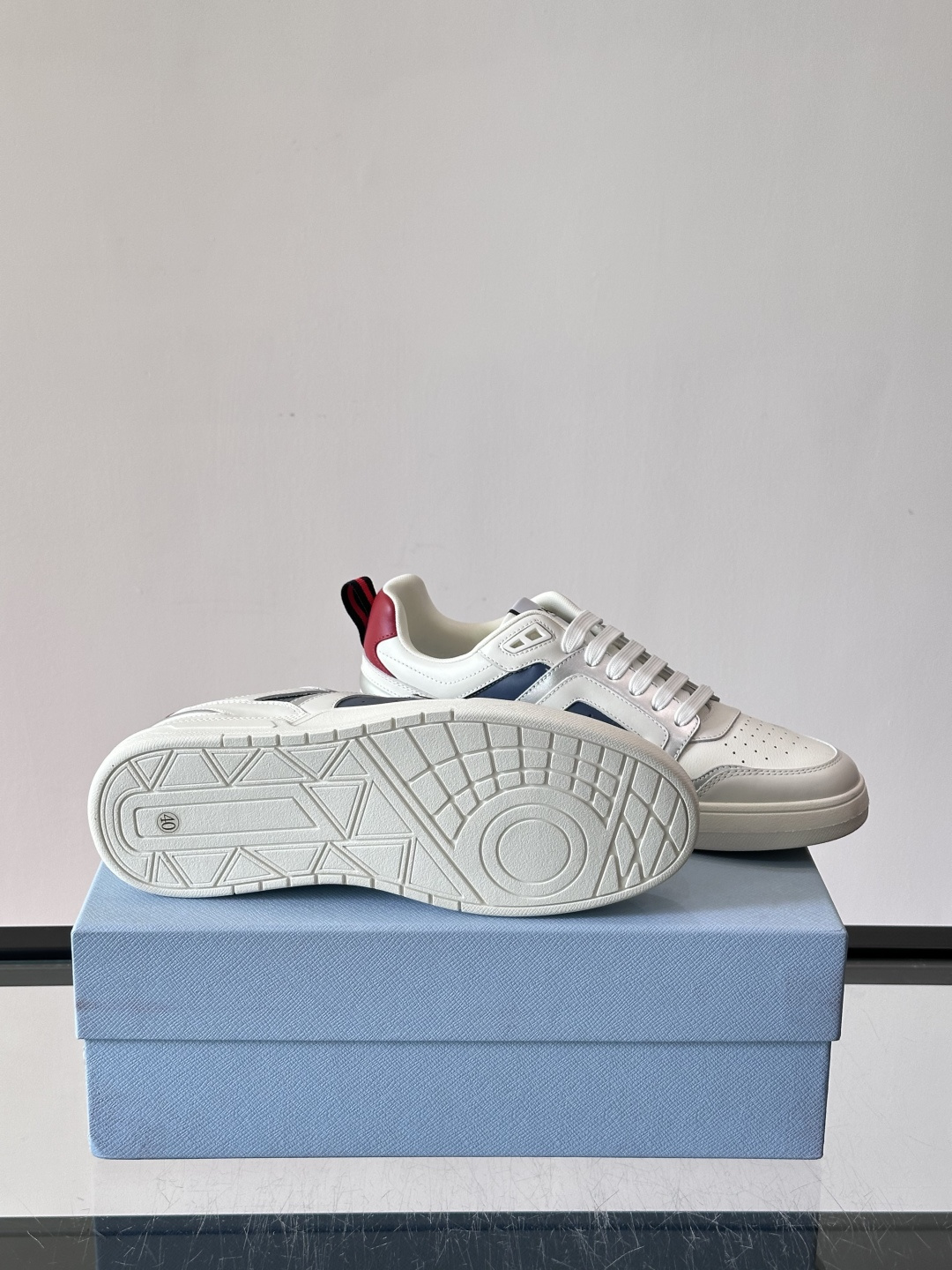 Prada男士拼色运动鞋​​👟Prada 22SS拼色运动鞋，优质牛皮。经典三角标超有辨识度✨。配色清新