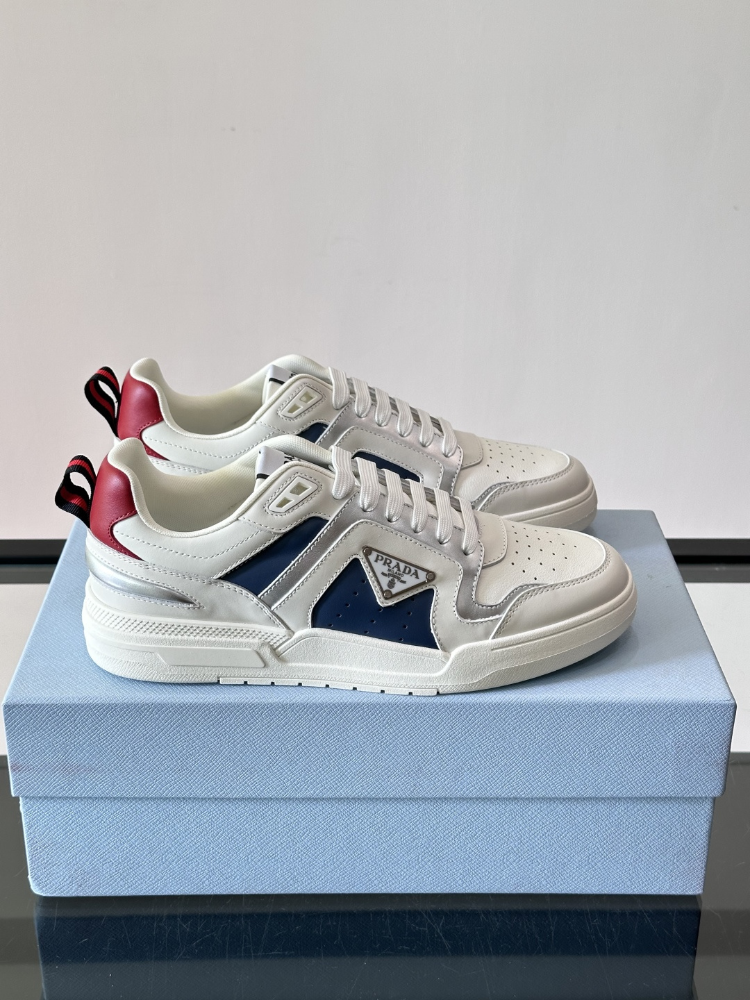Prada男士拼色运动鞋​​👟Prada 22SS拼色运动鞋，优质牛皮。经典三角标超有辨识度✨。配色清新