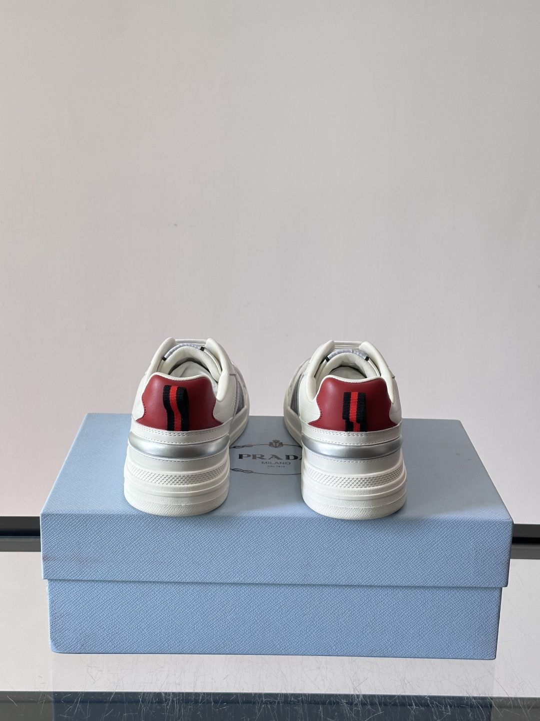 Prada男士拼色运动鞋​​👟Prada 22SS拼色运动鞋，优质牛皮。经典三角标超有辨识度✨。配色清新